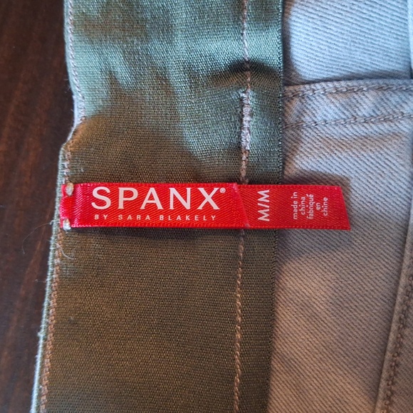 Nwot Women's spanx shorts size medium light green camouflage - Picture 3 of 3